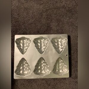 Vintage Wilton 6-CAVITY MINI CHRISTMAS TREE Cake Pan.  Good used condition.